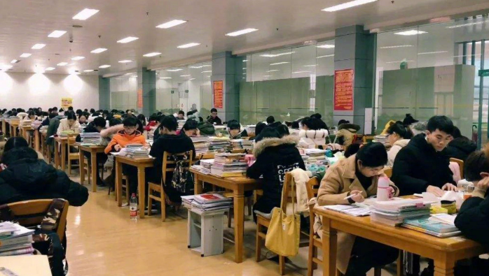 “鲍炎”和“闫妍”大学生中哪个更差比较表明参加研究生入学考试是公平的