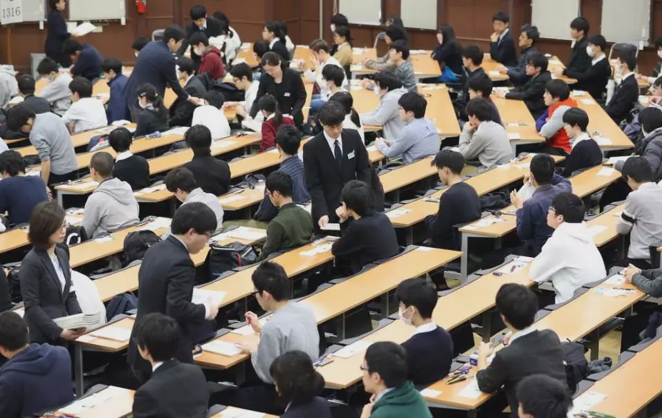 日本现行高考制度下的最后一次高考将近56万名候选人参加了