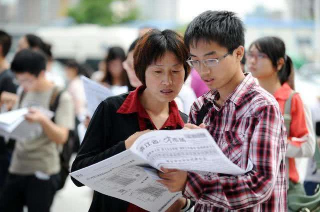 高三的学生比任何人都睡得晚并且在六点钟起床一些学生问这值得努力吗