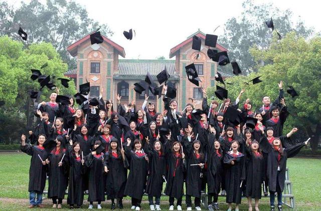 根据国内大学的最新排名排名第一的是“所有权变更”清华大学跌至第三浙江大学仅排名第六